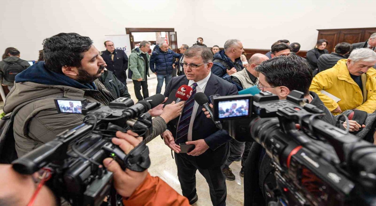 Başkan Tugay: İzmirde riskli yapıların tespiti ve yenilenmesi için üzerimize düşeni yapacağız