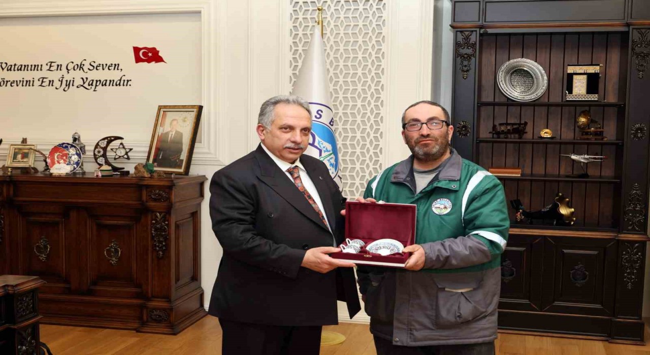 Başkan Yalçından örnek davranış gösteren personele takdir
