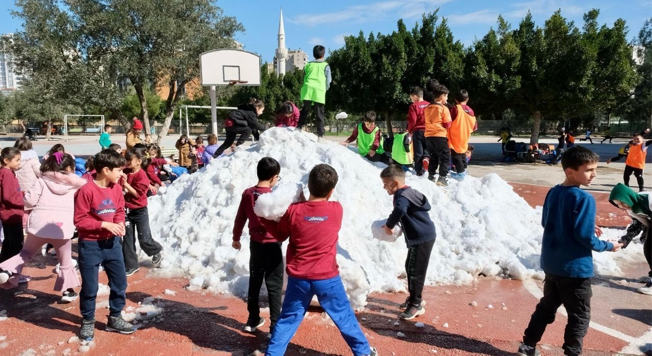 Başkan Zeydan Karalar’dan Miniklere Toroslar’dan Kar Sürprizi