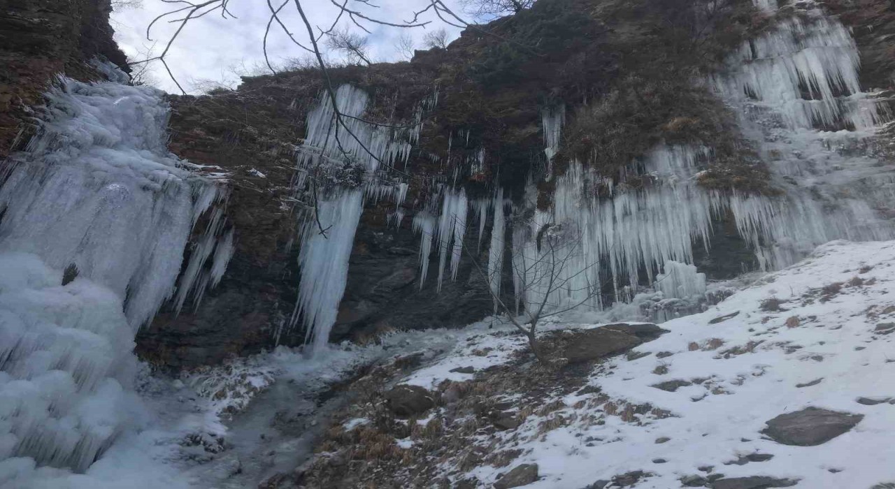 Batmanda donan dere yatakları ve şelalelerde metrelerce buz sarkıtları oluştu