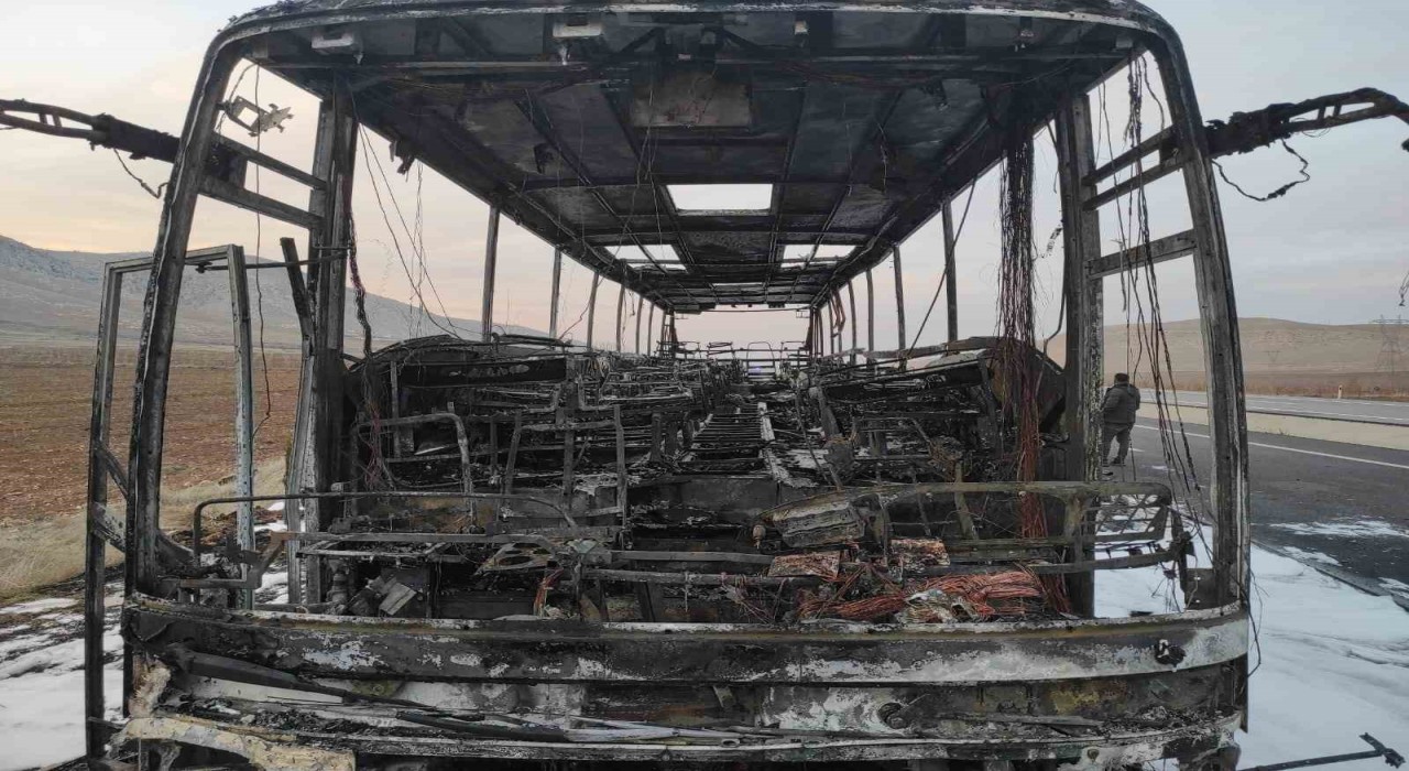 Batmanda seyir halindeki otobüs alev alev yandı