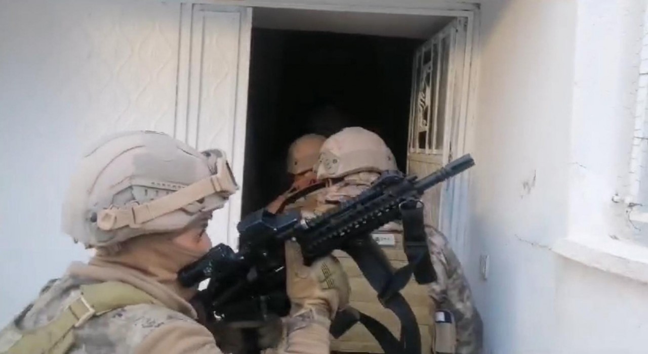 Batmanda yatakların içinden silah ve mühimmat ele geçirildi