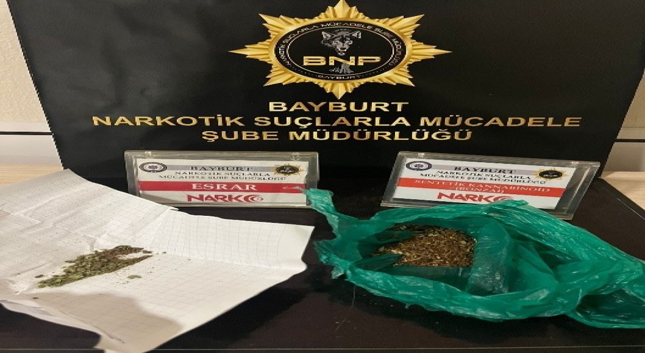 Bayburtta 2 şahsın üzerinden çıkan bir miktar uyuşturucu maddeye el konuldu