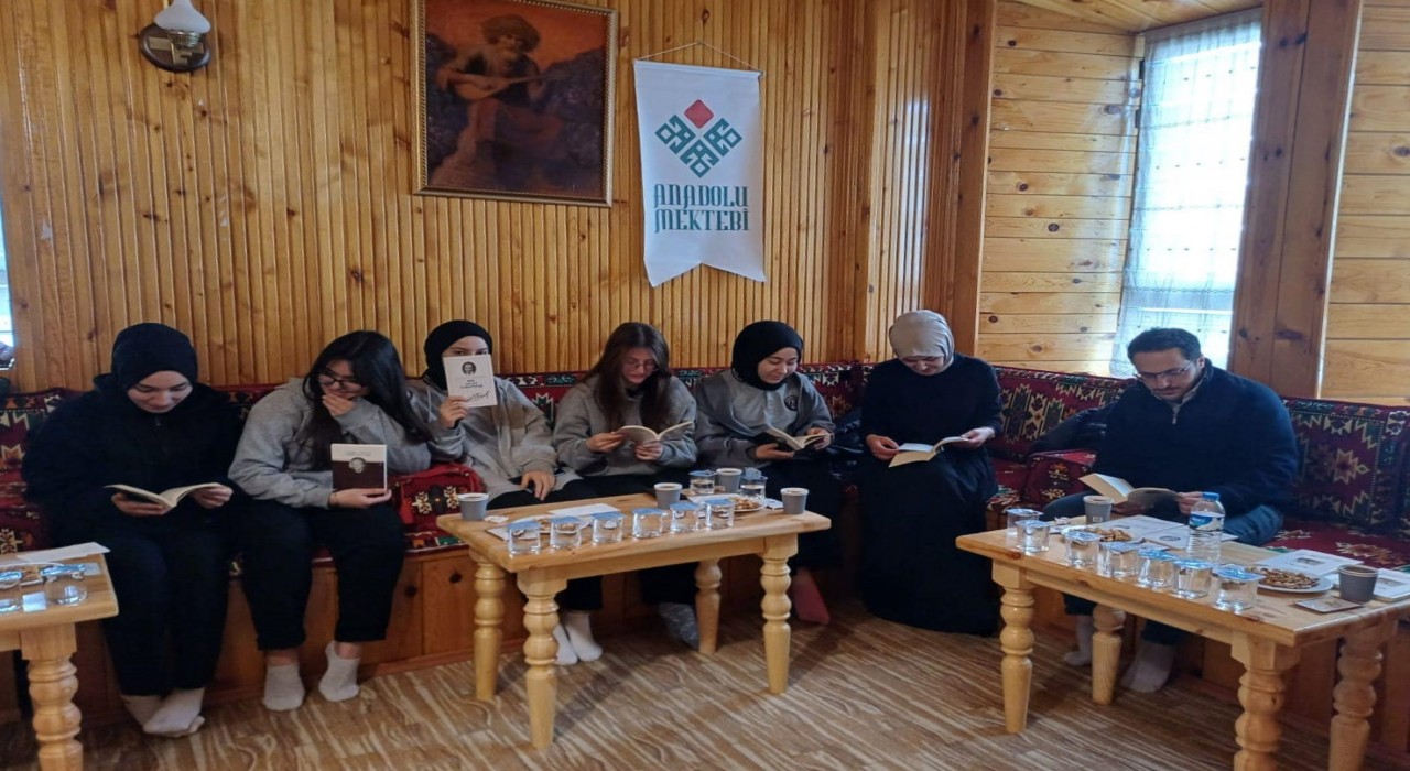 Bayburtta Anadolu Mektebi Yazar Okumaları toplantısı gerçekleştirildi