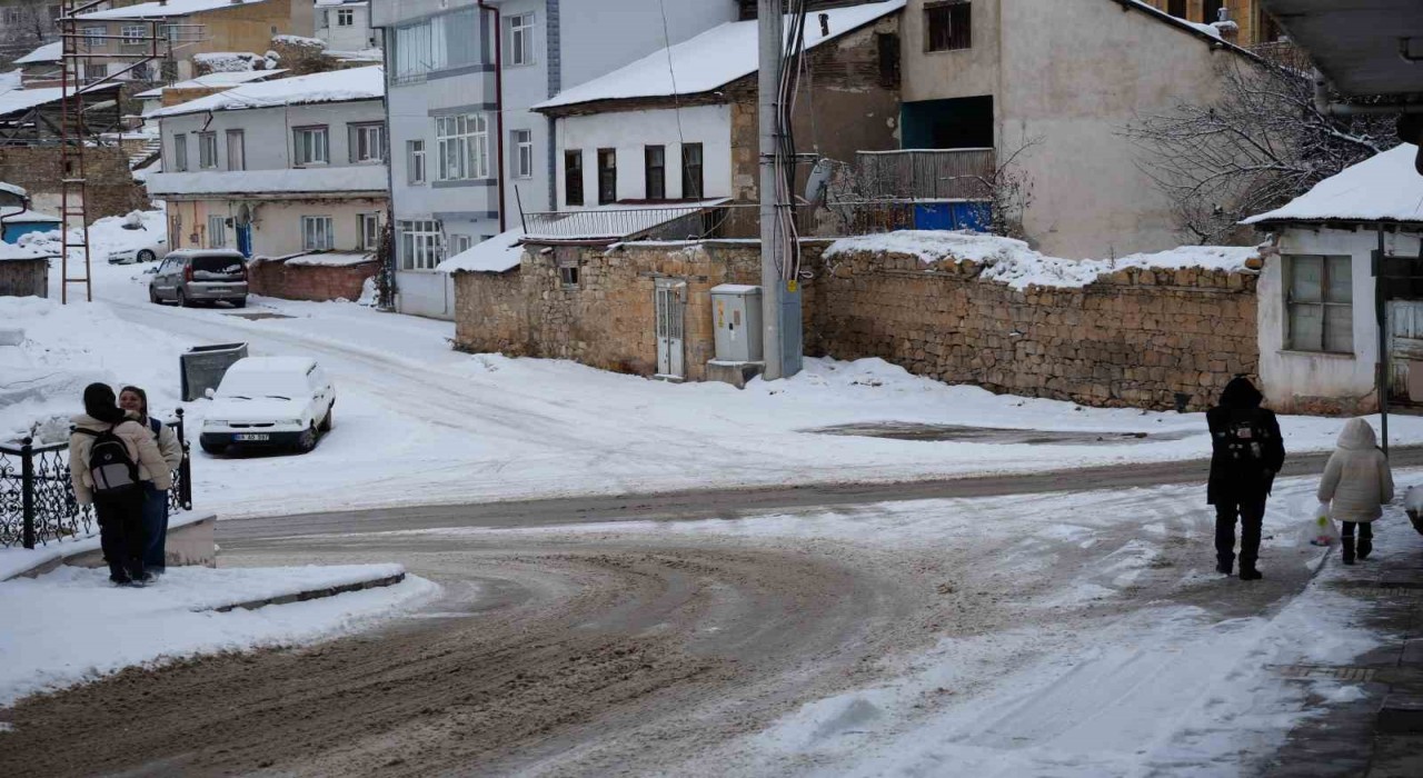 Bayburtta etkili olan kar yağışı sonrası kent beyaz örtüyle kaplandı