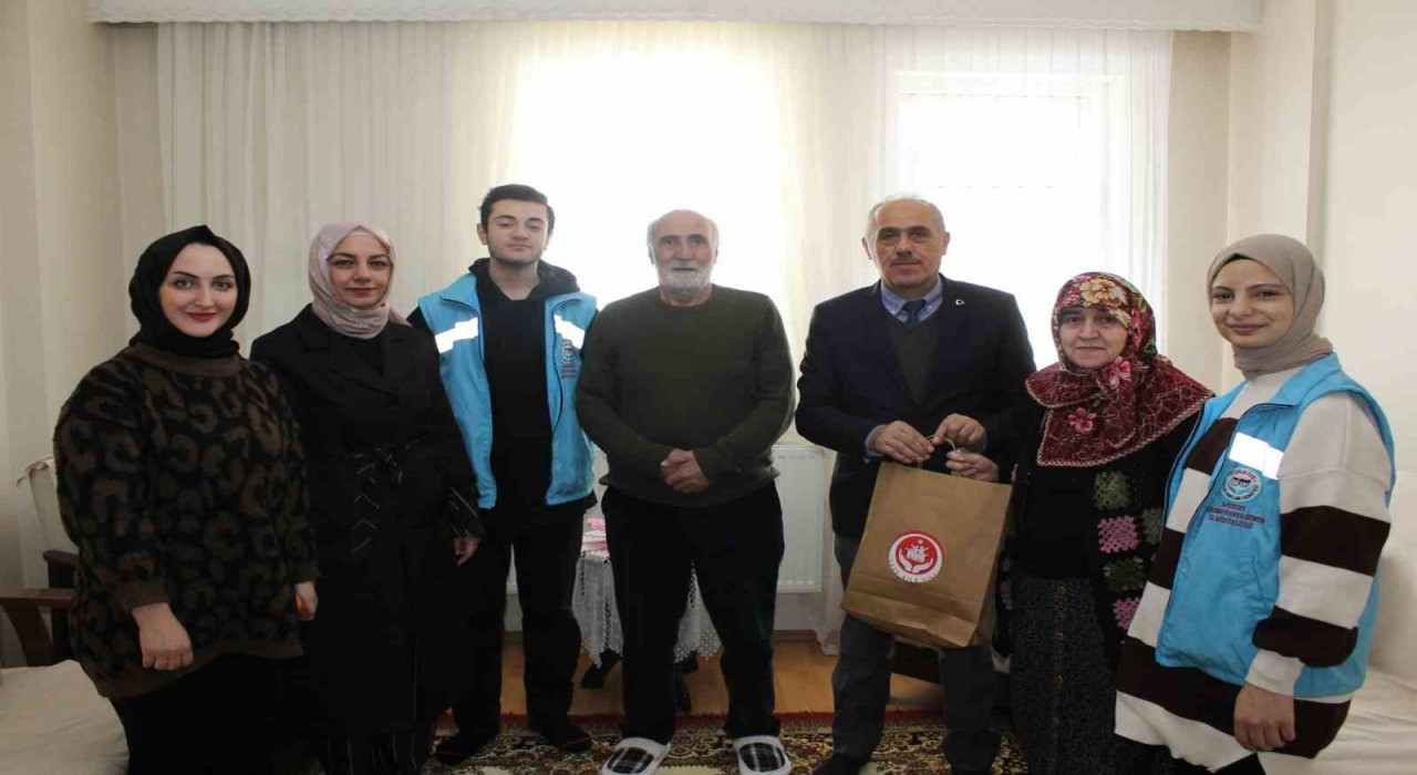 Bayburtta evlilikte 25inci yılını dolduran aileler ziyaret edildi
