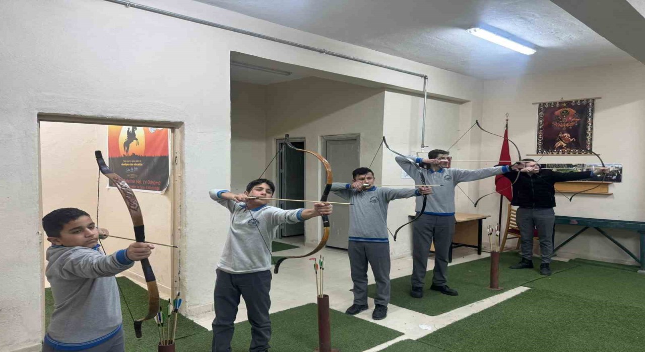 Bayburtta lise öğrencilerine okçuluk eğitimi verildi