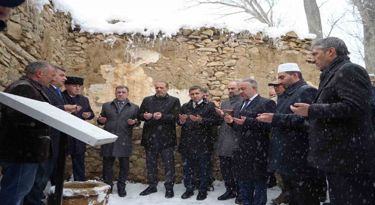 Bayburtta milli kahramanlar kar yağışı altında dualarla anıldı