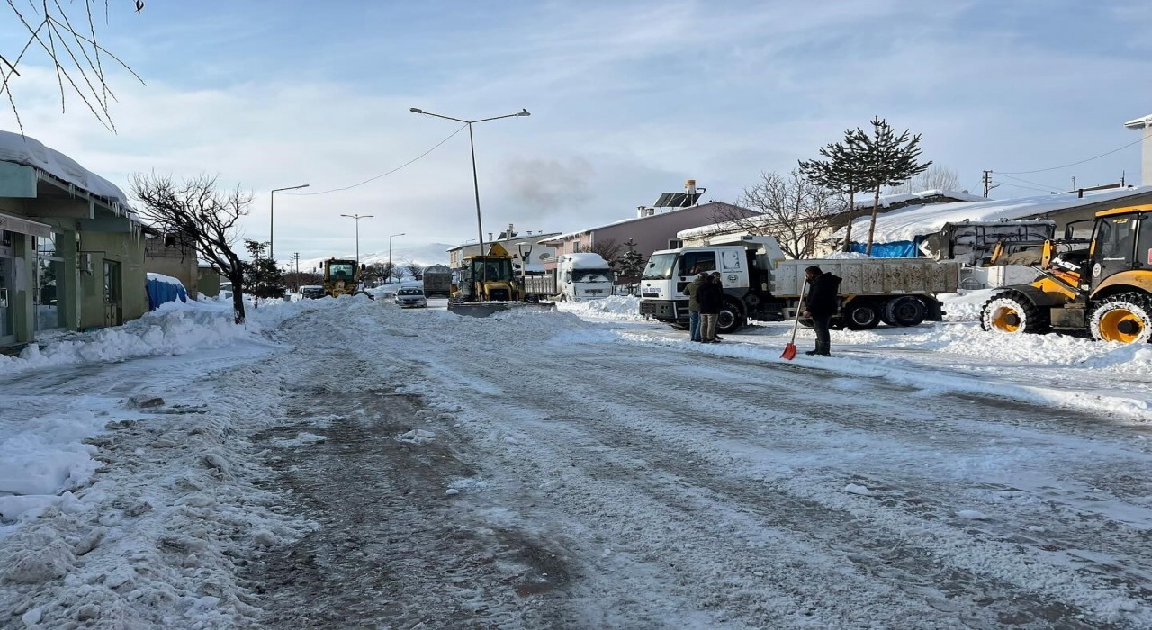 Bayburtun Demirözü ve Aydıntepe ilçelerinde kar temizliği yapılıyor