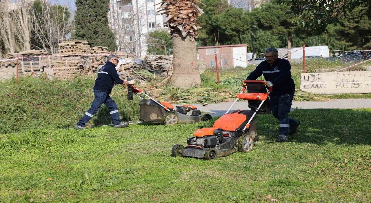 Bayraklıda park ve yeşil alanlarda bakım çalışmaları