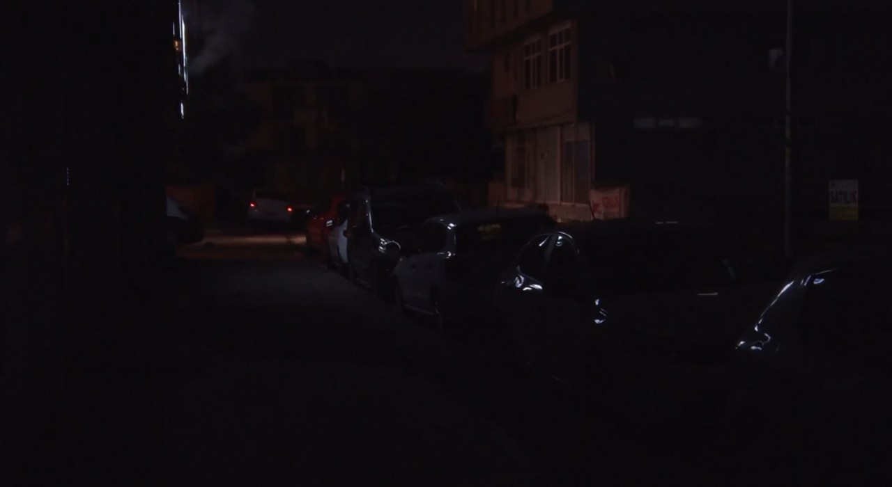 BEDAŞın karanlığa gömdüğü sokakta tencere tavalı protesto