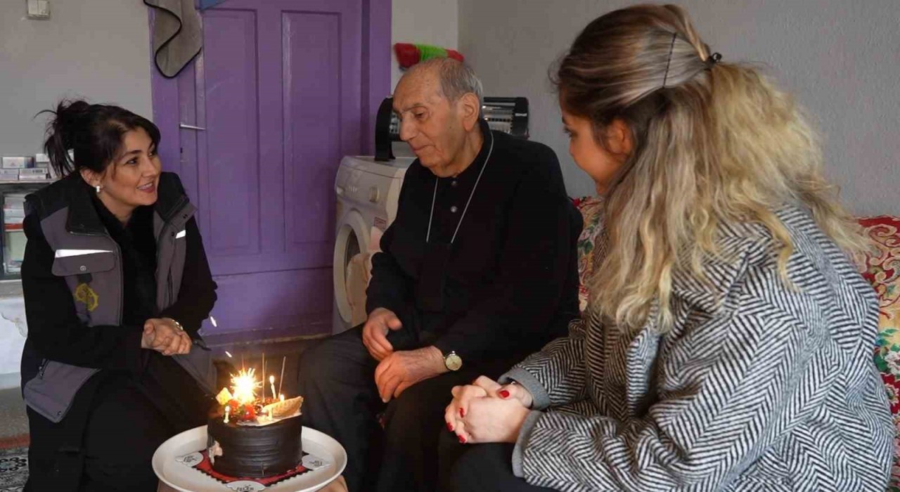 Belediyeden gönülleri ısıtan sürpriz: 85 yıllık ömründe ilk kez doğum gününü kutladı
