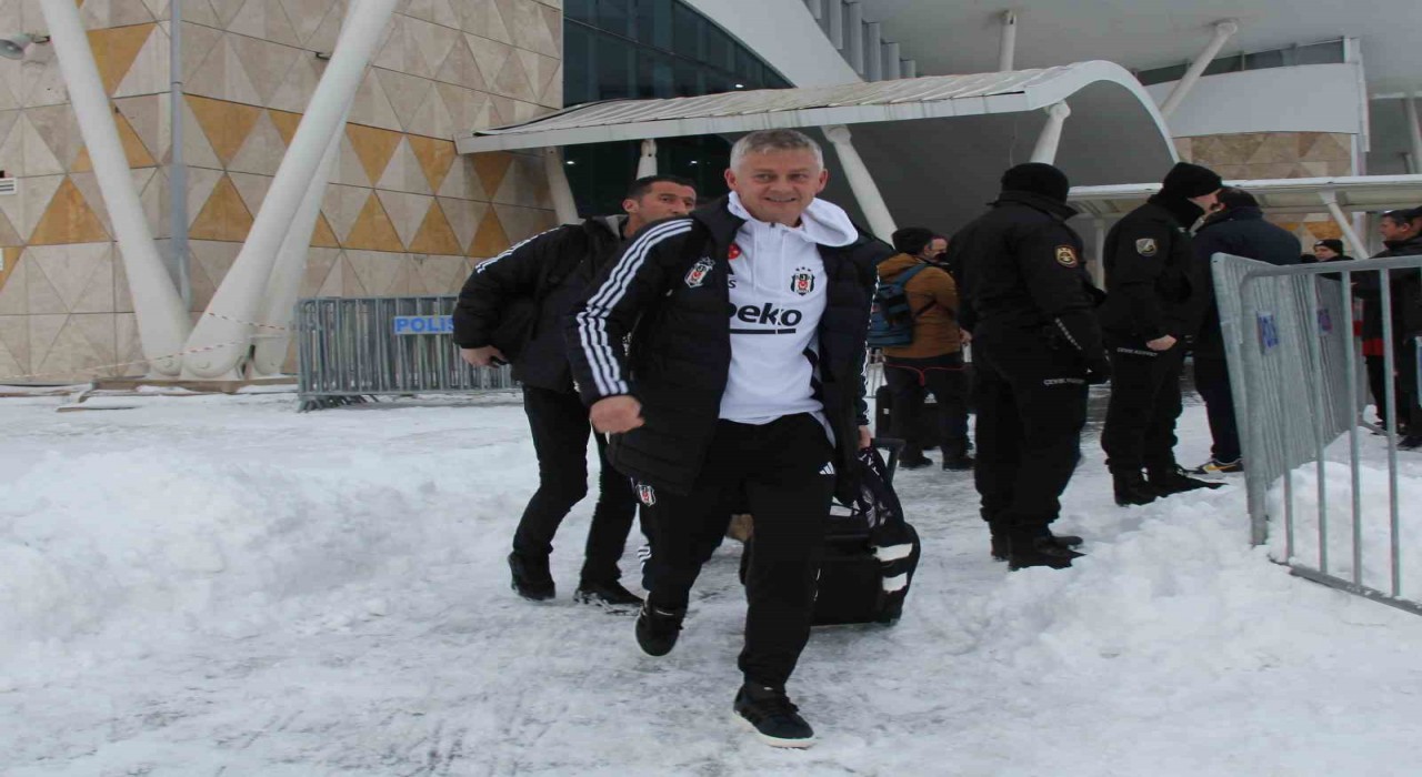 Beşiktaşa dondurucu soğukta çiçekli karşılama