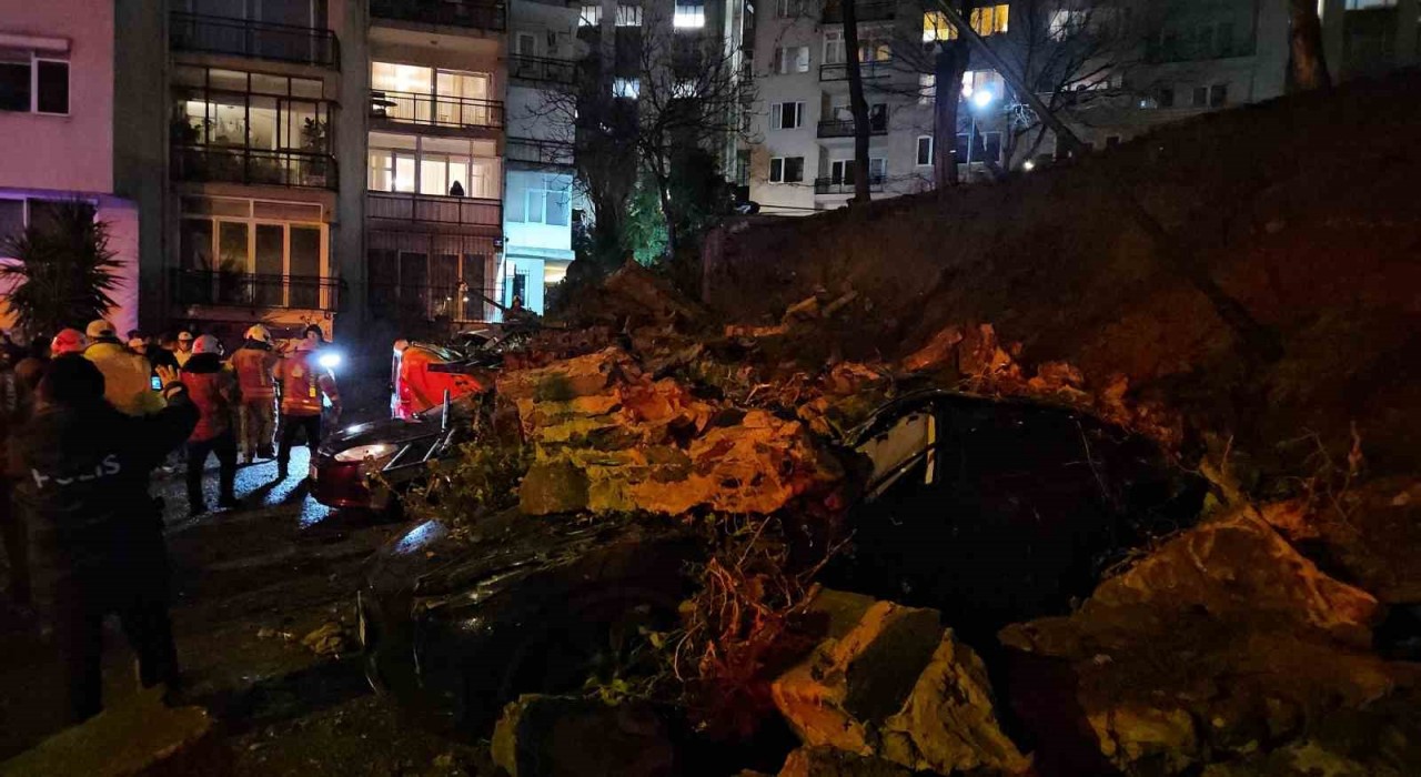 Beşiktaş’ta Yağmur Sonrası Otoparkın Duvarı Çöktü