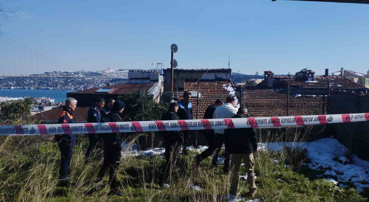 Beşiktaşta toprak kayması: 3 ev hasar gördü