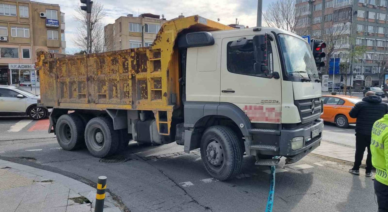 Beşiktaşta yolun karşısına geçmek isteyen kadın hafriyat kamyonunun altında kaldı