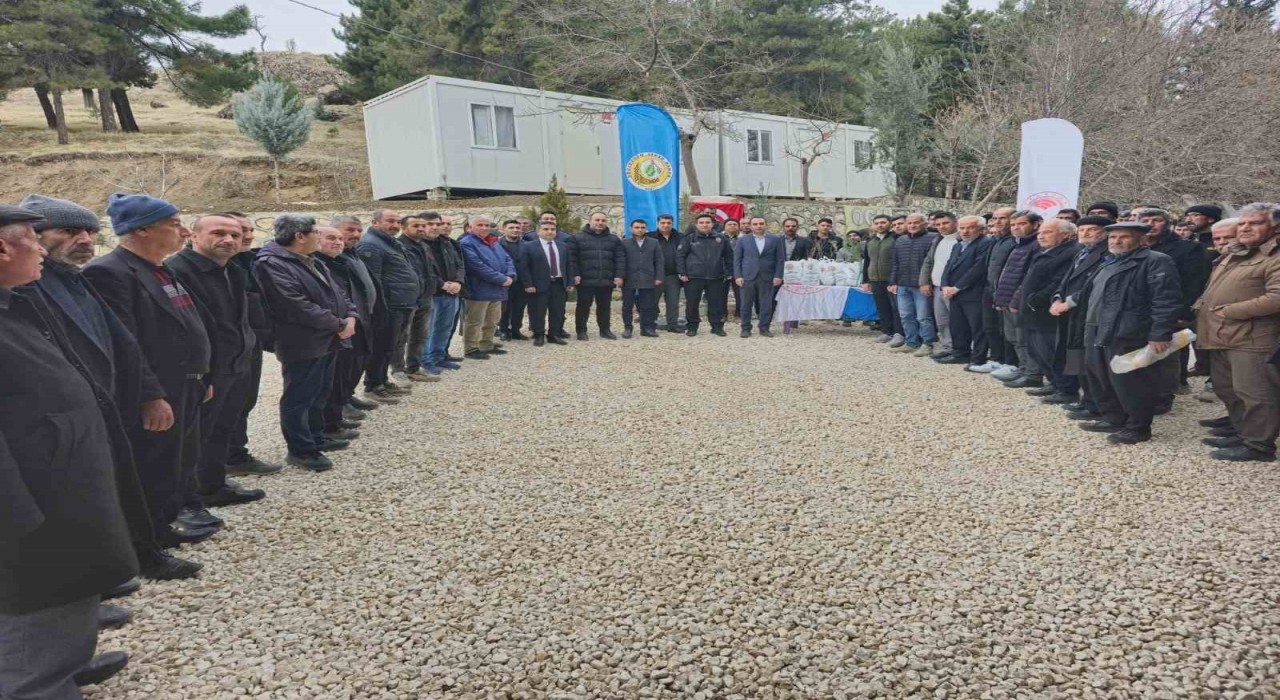 Besnide çiftçilere 5 bin 500 adet fidan dağıtımı gerçekleştirildi
