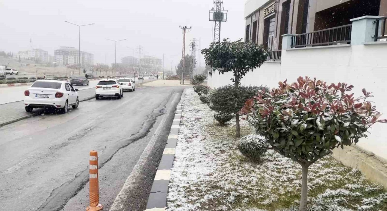 Besnide kar yağışı başladı