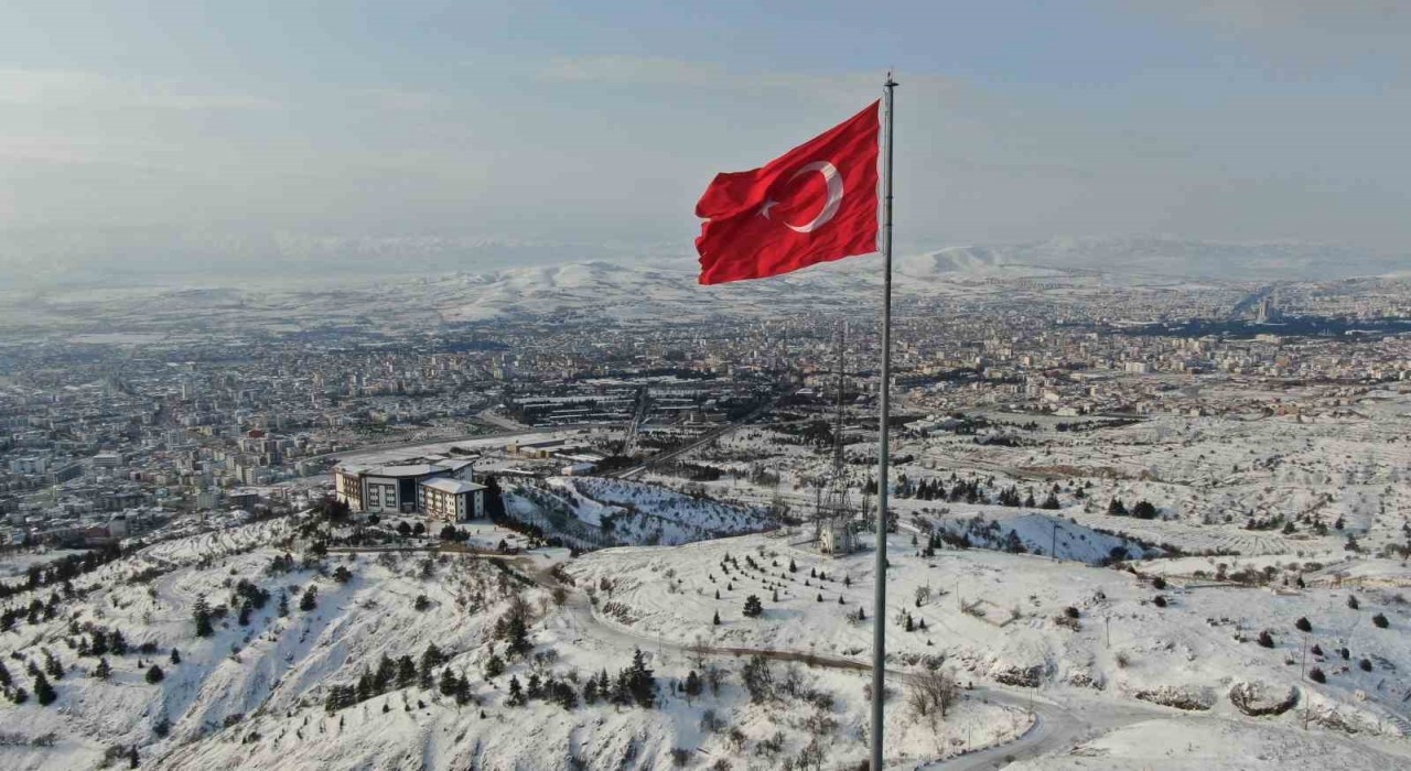 Beyaz gelinliğini giyen Elazığda dondurucu soğuklar başladı