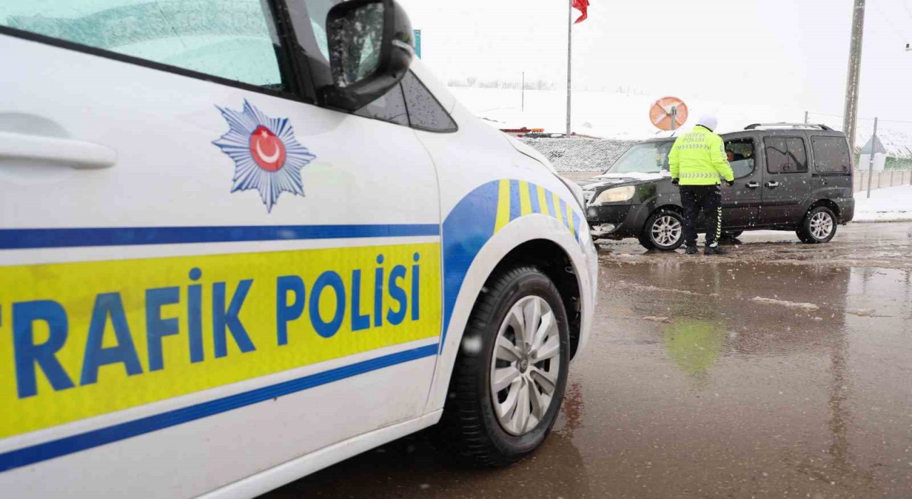 Beyaza bürünen Aksarayda bazı yollar trafiğe kapatıldı