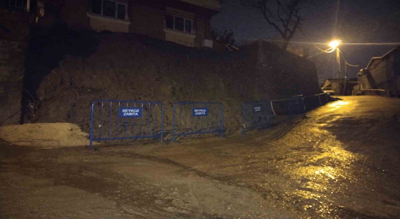 Beykozda istinat duvarı çöktü, 2 katlı bina tedbir amaçlı boşaltıldı