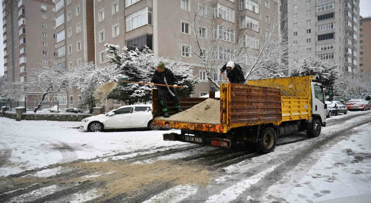 Beylikdüzü Belediyesi 839 Personelle Karla Mücadele Ediyor