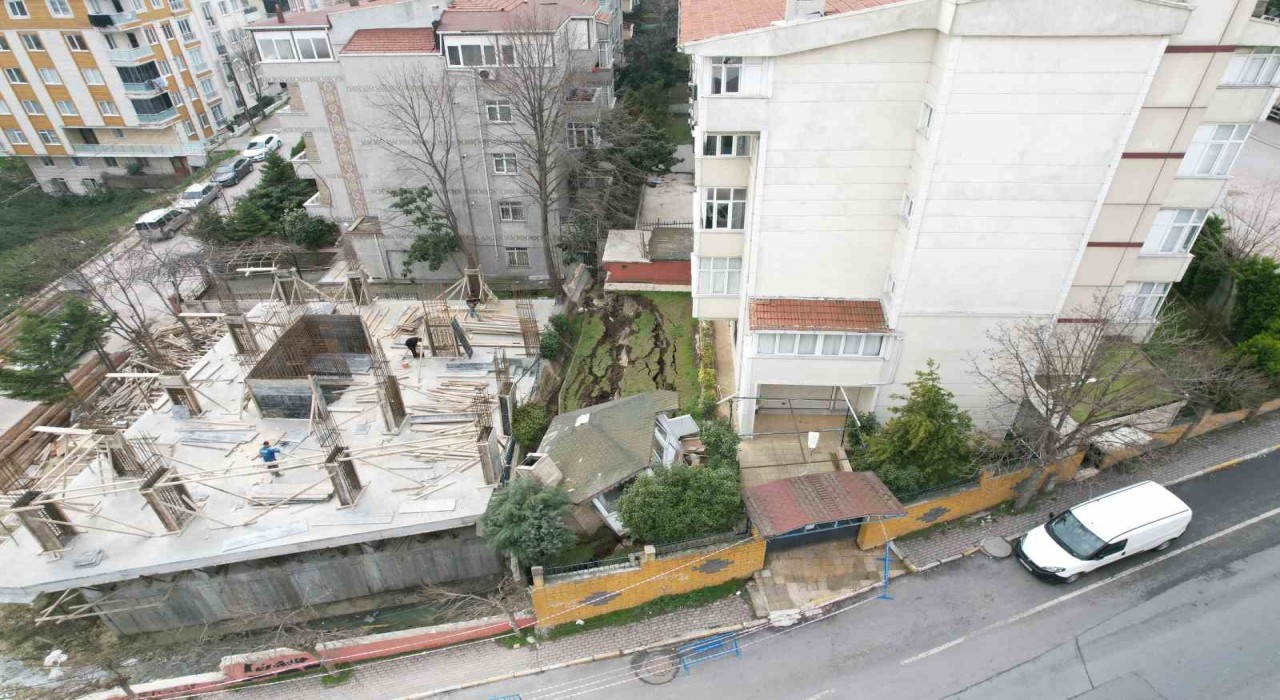 Beylikdüzünde inşaat sırasında binanın istinat duvarı çöktü