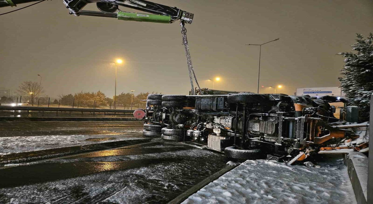 Beylikdüzünde kar küreme aracı devrildi: 1 yaralı