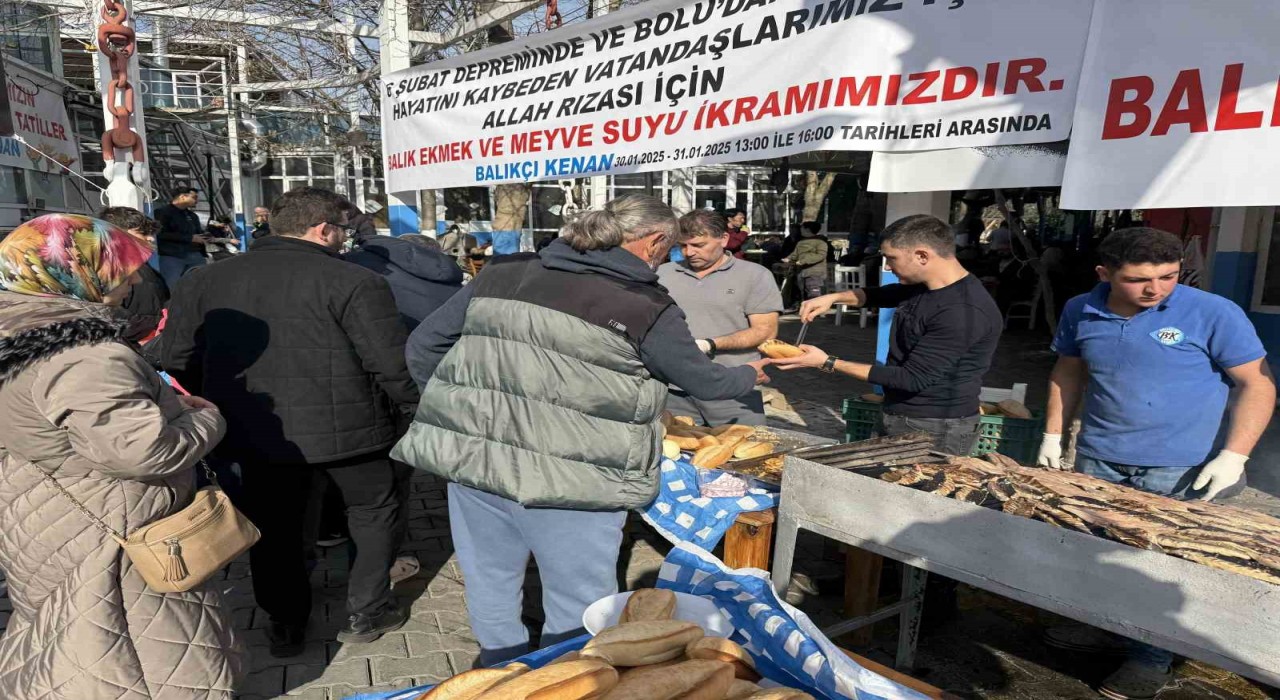 Beylikdüzünde kazada ölen torununun hayrı için yüzlerce balık ekmek dağıttı