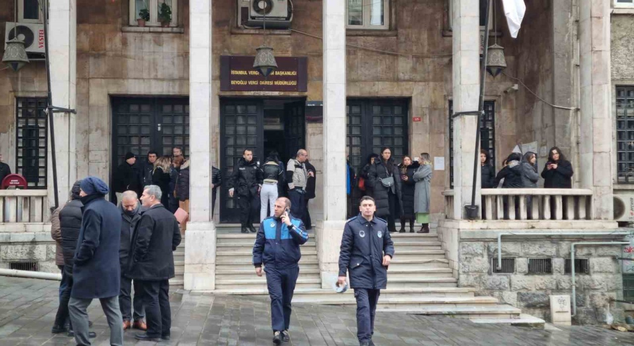 Beyoğlu Vergi Dairesinde yangın paniği