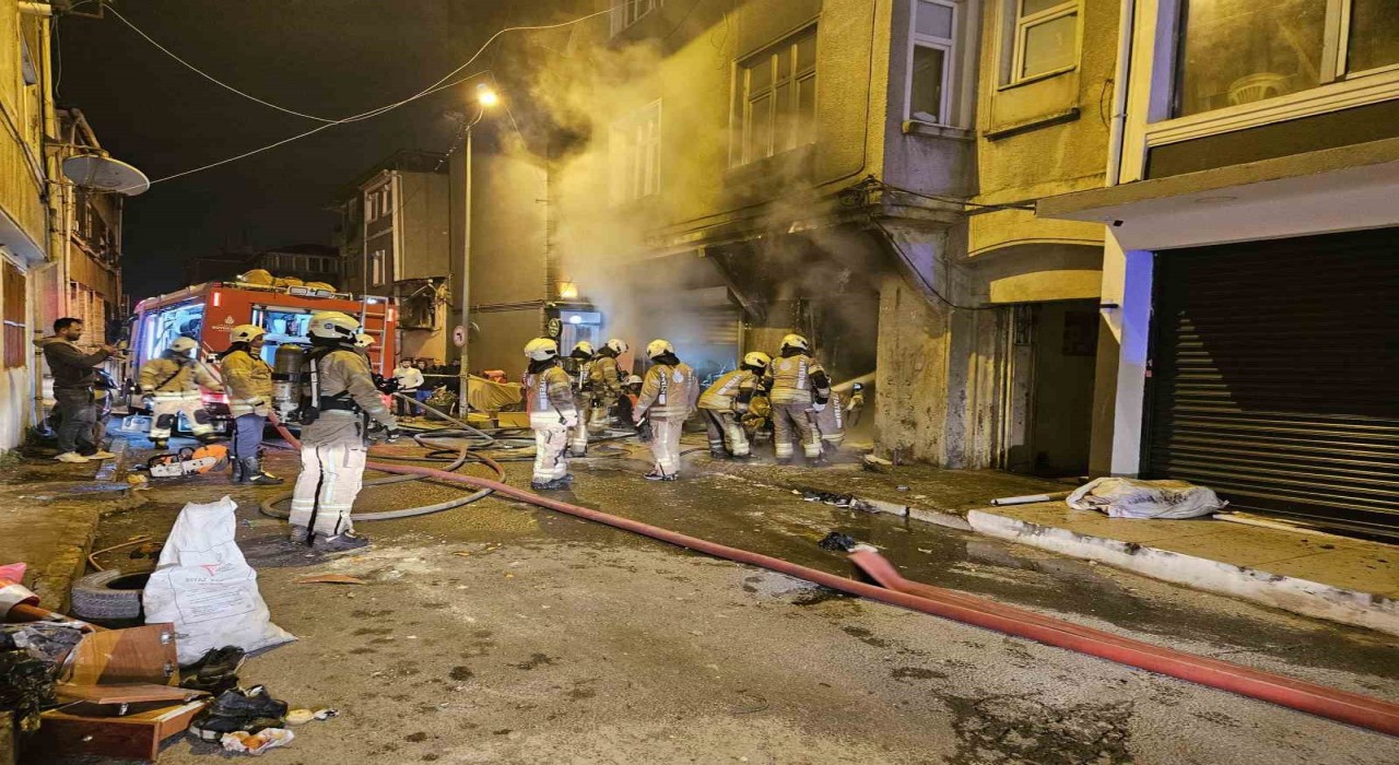 Beyoğlunda 3 katlı binada yangın paniği: Vatandaşlar can havliyle kaçtı