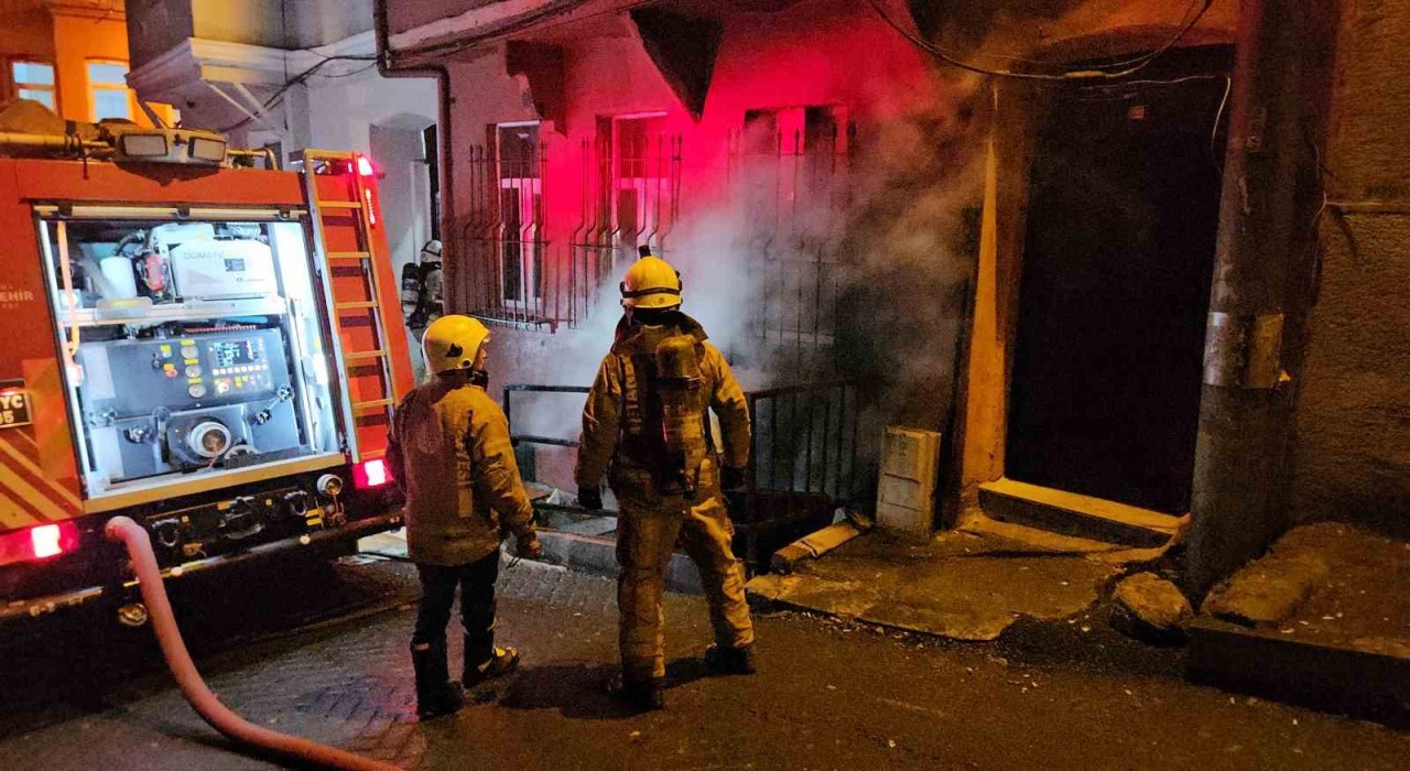 Beyoğlunda 4 katlı binada elektrik sobasından yangın çıktı