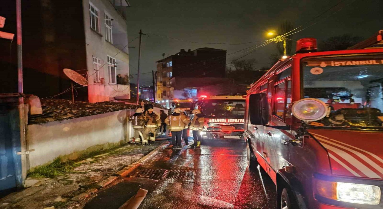 Beyoğlunda gecekondu alevlere teslim oldu