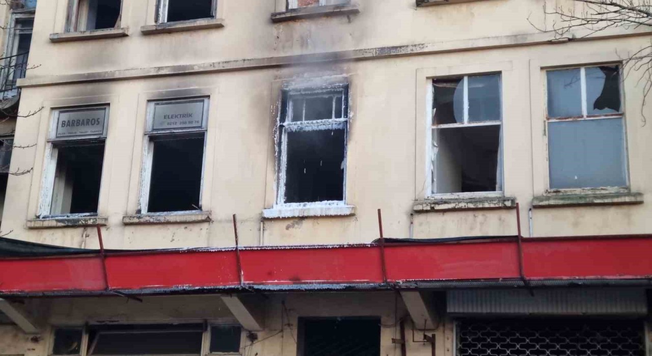 Beyoğlunda korkutan yangın kamerada