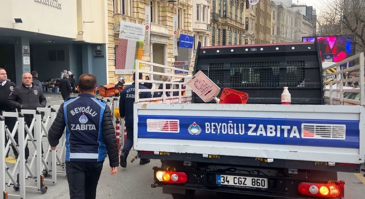 Beyoğlunda zabıta ekiplerinden duba operasyonu