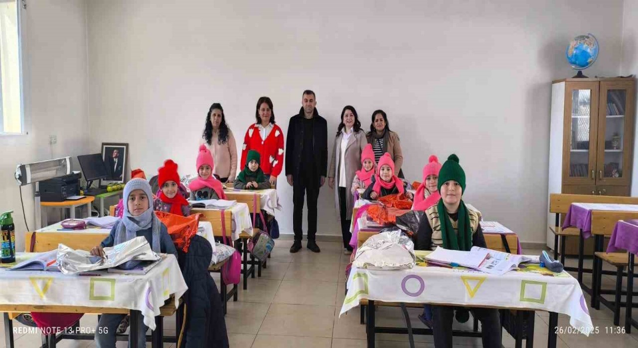Beytüşşebapta çocuklara atkı ve bere dağıtıldı