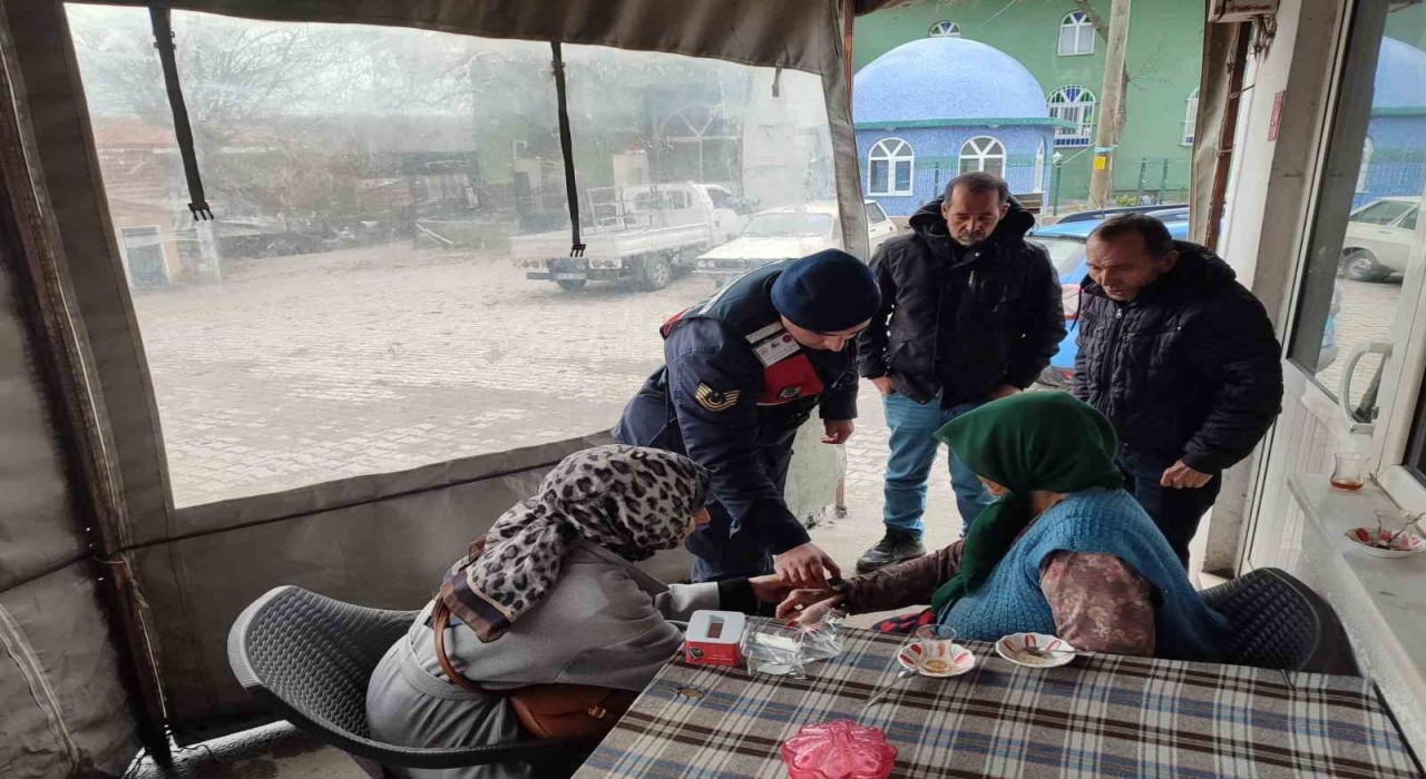 Bigadiçte kaybolma riski taşıyan vatandaşlara akıllı saat dağıtımı yapıldı