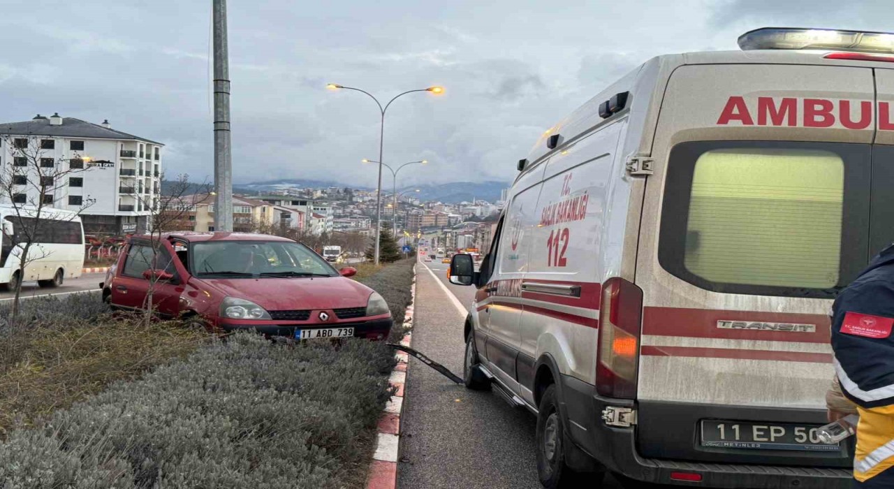 Bilecikte kontrolden çıkan otomobil orta refüje çıkarak elektrik direğine çarptı