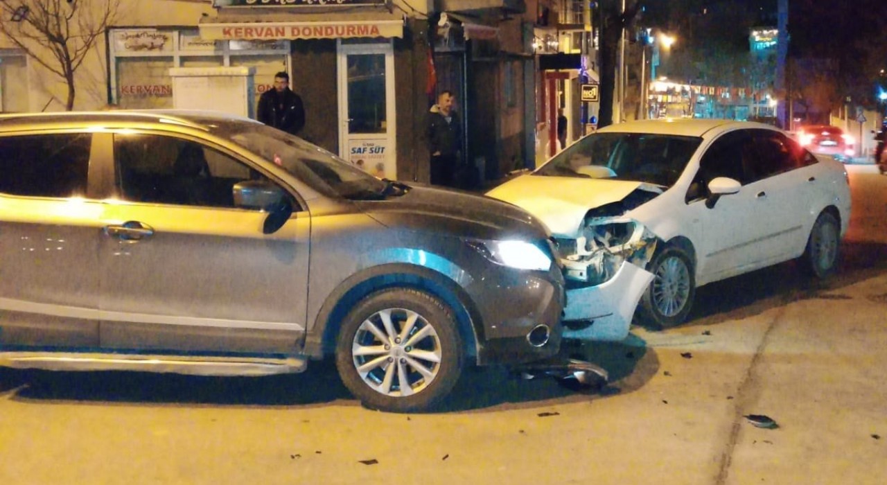Bilecikte meydana gelen trafik kazası maddi hasarla atlatıldı