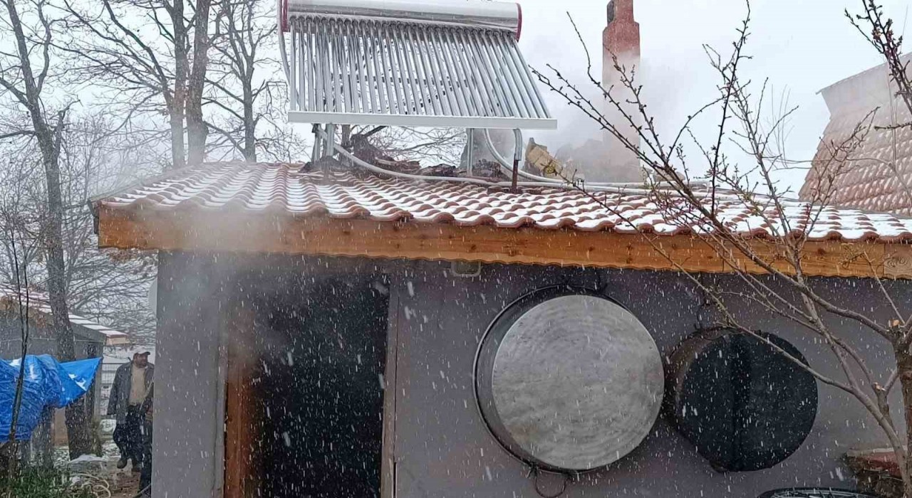 Bilecikteki at çiftliğinde çıkan yangın büyümeden söndürüldü
