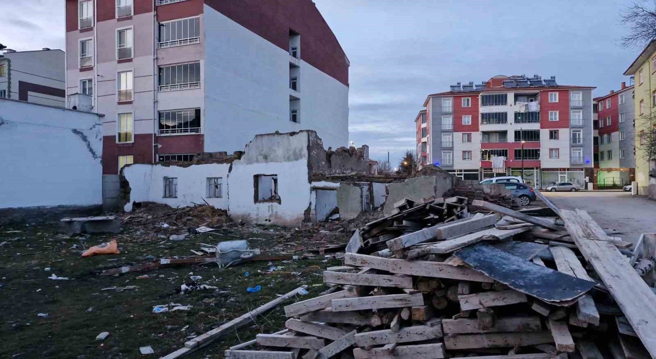 Binanın çöken çatısıyla birlikte düşen şahıs yaralandı