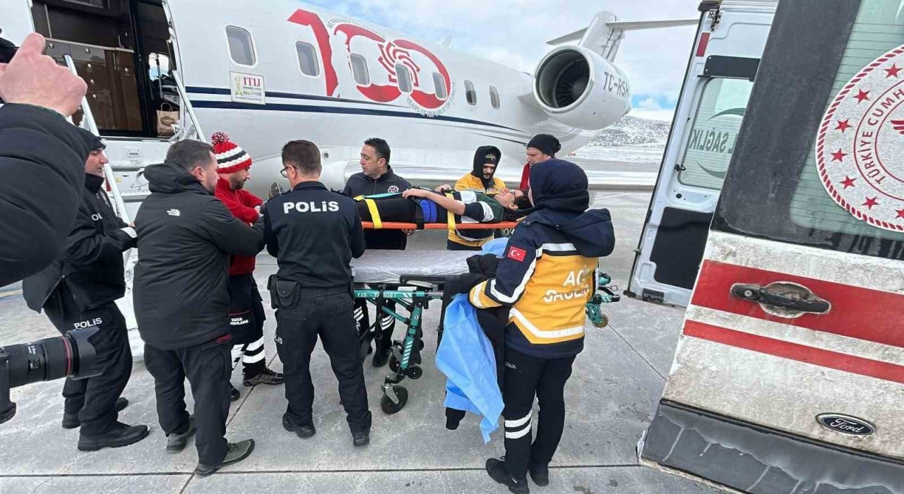 Bingölde kalçası kırılan çocuk ambulans uçakla hastaneye sevk edildi