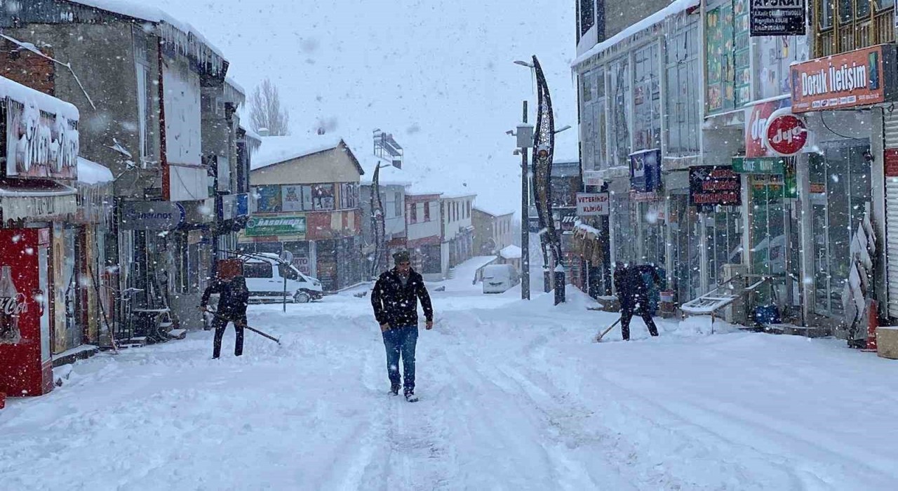 Bingölde kar esareti: Araçlar kar yığını altında kaldı
