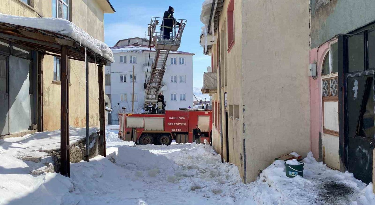 Bingölde tehlike oluşturan buz sarkıtları itfaiye ekipleri tarafından temizlendi
