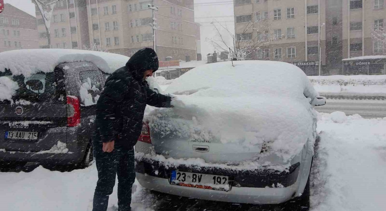 Bitliste kar yağışı: 196 köy yolu ulaşıma kapandı