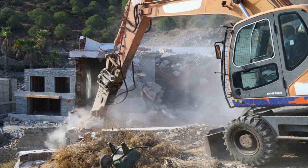 Bodrumda kaçak yapılarla mücadele devam ediyor