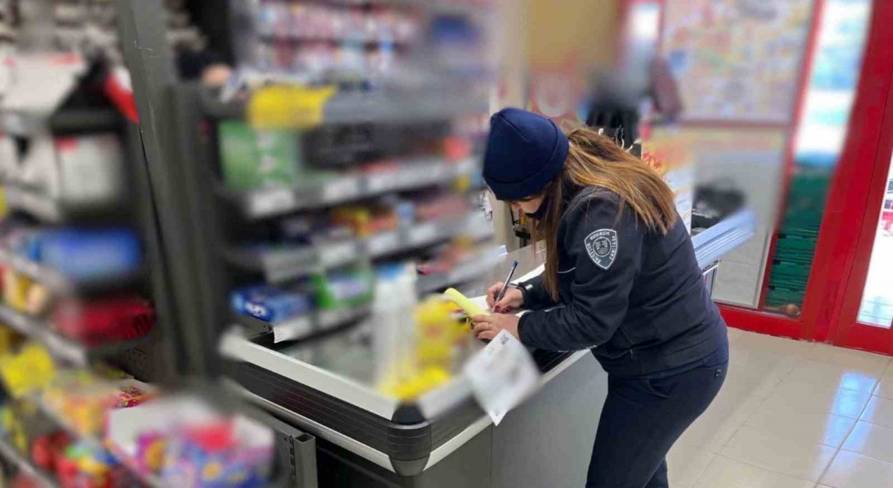Bodrumda son kullanma tarihi geçmiş ürünler toplanıyor