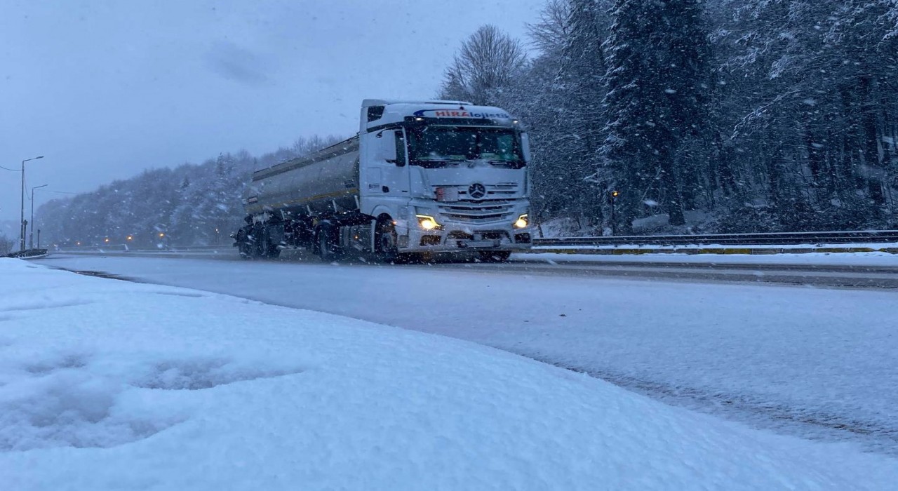 Bolu Dağında kar etkili oluyor
