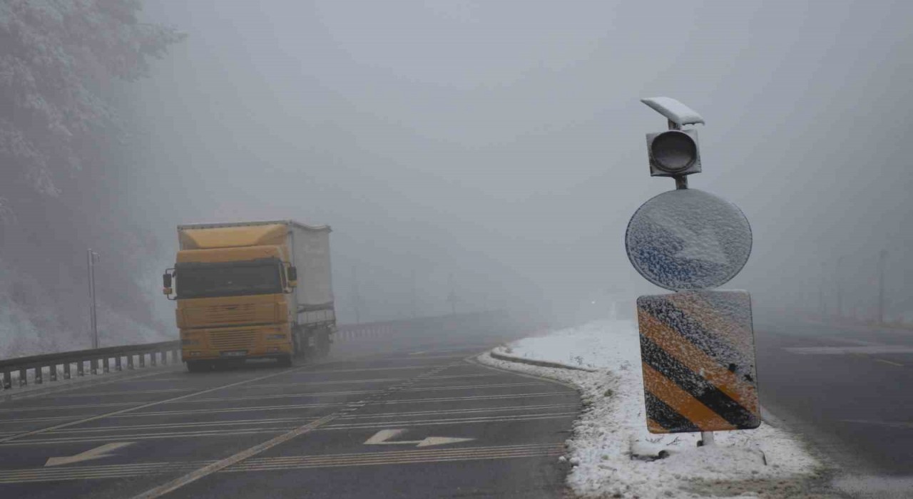 Bolu Dağında sis görüş mesafesini düşürdü