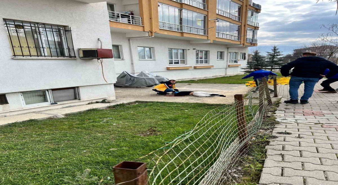 Boluda 5.kattan düşen genç, ağır yaralandı